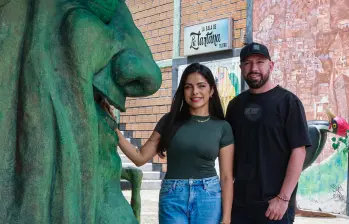 Melissa Gómez y Pablo Quintero son los actores de La Tartana, que tiene sede en una montaña del sur del Aburrá. FOTO manuel saldarriaga 
