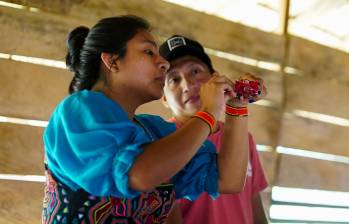 Olowaili durante el seminario audiovisual en su resguardo Caimán Nuevo en Necoclí, donde le enseña a los jóvenes el uso de las cámaras, planos y filmación. FOTO: Cortesía Kipara Niaza