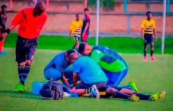 Momento exacto en el que el futbolista se desploma durante el partido y es asistido por el equipo médico. FOTO: Tomada de redes sociales
