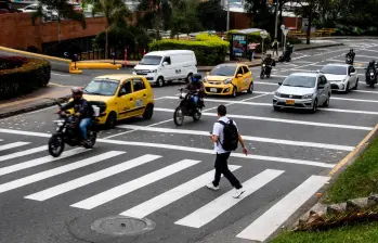Así deben cruzar las personas que, a diario, transitan por la avenida Las Palmas. El riesgo es latente y las soluciones siguen sin aparecer. FOTO Julio César Herrera.