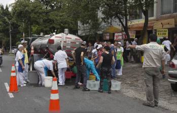 Habitantes de la ciudad surtiéndose de agua entregada con un carrotanque. Foto: Julio César Herrera Echeverri