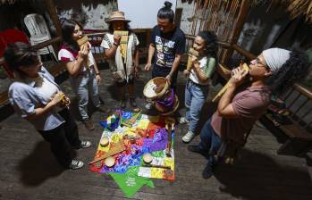 Cada integrante del colectivo toca un instrumento. Los sikus representan un instrumento colectivo donde nadie destaca por encima de los demás; todos se complementan. FOTO: Manuel Saldarriaga