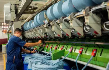 Planta industrial de Fabricato en Bello, Antioquia. La compañía reportó caída en ingresos y pasó de utilidades a pérdidas durante el primer trimestre de 2026 por la menor demanda textil y el avance de plataformas asiáticas. FOTO Camilo Suárez