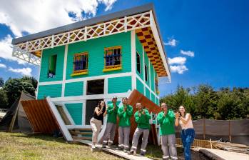 Andrea y Alexandra quieren construir también un mirador, un local de artesanías y un café. Ellas deseaban montar un negocio en su pueblo pero no sabían cuál, no querían vender más de lo mismo: comida, café o fiestas. No podían llenar otra represa ni comprarse una piedra gigante, entonces decidieron poner un negocio de fotos, con el que ya le quitaron el trono a las empanadas, de ser lo que más se vende. Foto: Jaime Pérez 