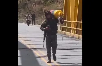 El militar que se viralizó por redes sociales, tras echarse al hombro el cilindro que amenazaba a la comunidad en el corregimiento El Remolino, de Taminango (Nariño). IMAGEN TOMADA DE VIDEO.