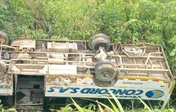 Imagen del bus que cayó al abismo en un accidente. Foto: Cortesía ciudadana