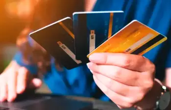 Pagar las cuotas a tiempo y mantener bajos los saldos de las tarjetas de crédito son dos prácticas que pueden ayudar a mejorar el puntaje crediticio. FOTO MAGNIFIC