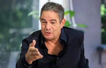 A principios de abril de 2025, Vargas Lleras fue sometido a otra cirugía en una clínica de Bogotá para retirar un tornillo en su rodilla. FOTO: Camilo Suárez