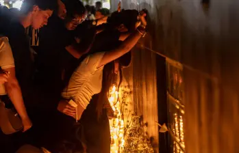 Velatón en el municipio de Bello como homenaje a los jóvenes fallecidos. FOTO: CAMILO SUÁREZ