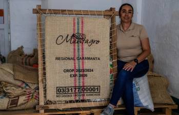 Ana María conserva enmarcado el saco de la primera exportación. Para ella es testimonio del camino de aprendizaje y disciplina que ha recorrido Mantagro. FOTO Julio César Herrera.