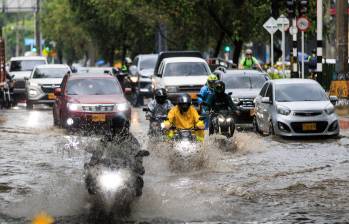 La situación más crítica se registró en la quebrada La Presidenta, la cual alcanzó el nivel de riesgo rojo en puntos neurálgicos como el sector del Éxito de El Poblado y Monterrey. FOTO CAMILO SUÁREZ