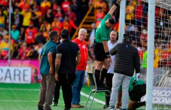 Cuerpo arbitral tomando medidas de la portería en el estadio Carlos Alvarado. FOTO: Captura de pantalla