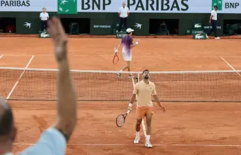 Novak Djokovic se vio sorprendido este viernes ante la reacción del brasileño Fonseca, quien lo eliminó del Grand Slam francés. FOTO @rolandgarros
