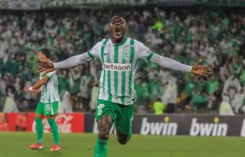 El delantero Kevin Viveros celebra uno de los dos tantos que aportó a Atlético Nacional en la victoria 3-1 ante Internacional. FOTO: Juan Antonio Sánchez