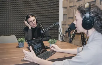 Adriana Correa Velásquez, directora ejecutiva de la Fundación Alejandro Ángel Escobar, durante la grabación de Fiebres Lúcidas. FOTO cortesía