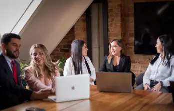 Las áreas laboral, tributaria y contractual son las que más demandan acompañamiento jurídico externo ante el incremento de los controles regulatorios y los riesgos de sanciones para las empresas. FOTO: Grupo Soluciones Legales.