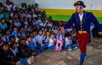 El mago Jeff compartió su arte con los niños de la Nueva Jerusalén. Foto: Julio Herrera