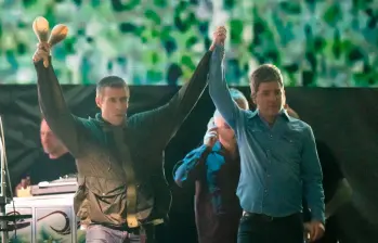 Liam y Noel Gallagher en su concierto en Gales. FOTO Getty
