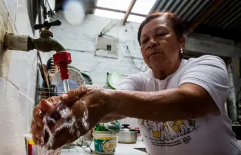Las mujeres sostienen una parte fundamental de la vida económica a través de labores de cuidado invisibilizadas. FOTO: JULIO CÉSAR HERRERA