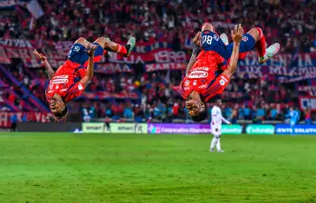 Alexis Serna y Lésyer Chaverra celebran el tercer gol del Medellín en el duelo contra América de Cali. Foto: Manuel Saldarriaga
