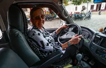 Doña Blanca Adiela en una de las vans de Cootrayal, la última empresa para la que trabajó haciendo viajes por el Norte antioqueño. Foto: Manuel Saldarriaga Quintero.
