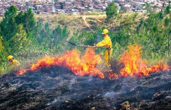 En Antioquia urge dotar mejor a los cuerpos de bomberos y abandonar prácticas que propician la aparición de incendios. FOTO Juan Antonio Sánchez