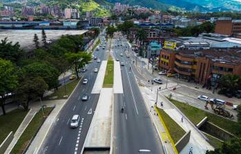 La vía tiene un carril segregado para el metroplús. Foto: Manuel Saldarriaga 