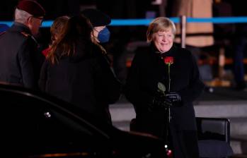 El Ejército de Alemania realizó una ceremonia de despedida en honor a Merkel, en la que le entregaron una rosa roja. FOTO Getty