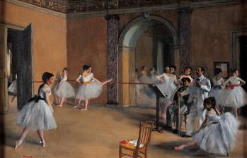 En la imagen, The dance Foyer at the Opera on the rue Le Peletier, de Edgar Degas, pintado en 1872. Su obra es un estudio del movimiento corporal y de la atmósfera del Foyer de Danse: el lugar en que las bailarinas pasaban las horas fuera de escena. Foto: Getty Images
