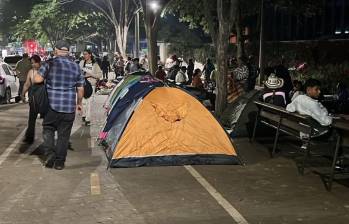 Los indígenas instalaron carpas y hamacas en las afueras del centro administrativo La Alpujarra. Inicialmente bloquearon la movilidad en la zona, pero luego de ubicaron sin afectar la circulación vehicular. FOTO: CORTESÍA