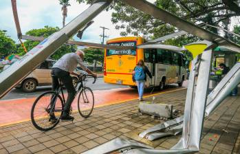 Paraderos de buses destruidos, como este ubicado en el barrio Los Colores fotografiado en marzo pasado, hacen parte del paisaje diario en Medellín, pese al crecimiento en los ingresos en la administración distrital. FOTO: ESNEYDER GUTIÉRREZ