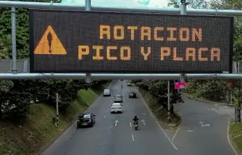 La multa por hacer la gracias de infringir el pico y placa es de más de medio salario mínimo. FOTO: EL COLOMBIANO