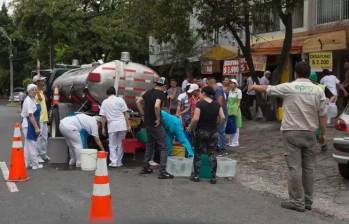 Las zonas que EPM ha sometido a racionamiento han sido abastecidas a punta de carro tanques. FOTO: EL COLOMBIANO 