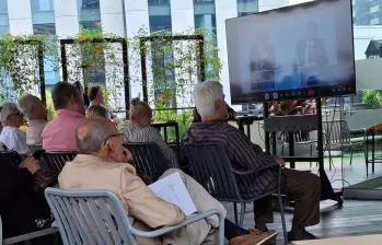 En un improvisado auditorio en la terraza de la torre norte de Santillana un grupo de accionistas de Nutresa observaron la asamblea anual. FOTO EL COLOMBIANO