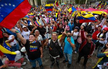 En el Parque de las luces los asistentes manifestaban estar súper felices porque aseguraban que ya Venezuela es libre. Mientras no dejaban de ondear la bandera de su país. Foto: Manuel Saldarriaga Quintero.