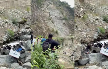 El desprendimiento de material rocoso y caída del vehículo ocurrió en el sector Barroso, conocido como Las Peñas, en la vía que conecta a Bolombolo con Salgar. Foto: Cortesía