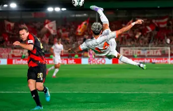 Una de las jugadas acrobáticas de Luis Díaz en el partido ante el Wehen. FOTO @FCBayern