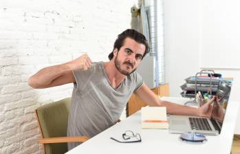 Aunque las empresas ofrecen vacaciones, muchos trabajadores prefieren tomar descansos sin notificar, temiendo juicios o represalias. iStock