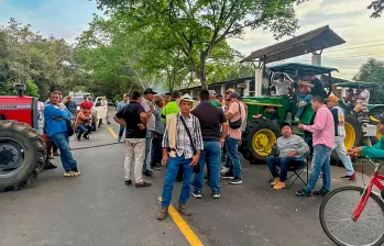 Coincidiendo con el inicio de las conversaciones con representantes del Gobierno Nacional, los arroceros habilitaron el paso vehicular en diversos sitios de bloqueo vial. FOTO Redes sociales