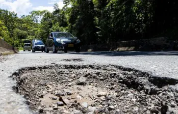 Los transportadores cuentan más de 900 huecos que, desde hace más de dos meses, están exigiendo que arreglen por su seguridad. Foto: Julio César Herrera Echeverri.