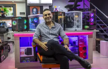 El local de Mauricio queda ubicado en el centro comercial Monterrey. Allí ofrecen computadores, accesorios y servicio técnico. FOTO Julio César Herrera. 