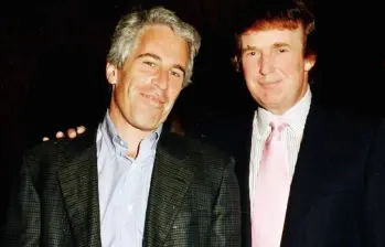 Donald Trump mantuvo una relación social con Jeffrey Epstein durante los años 90 y principios de los 2000. El financista fue condenado por delitos sexuales y se suicidó en prisión en 2019. FOTO: GETTY