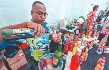 Una de las actividades centrales de la A media caña es la feria de sabores, donde diferentes marcas y emprendimientos de bebidas ancestrales están ofreciendo sus productos. FOTO: Manuel Saldarriaga