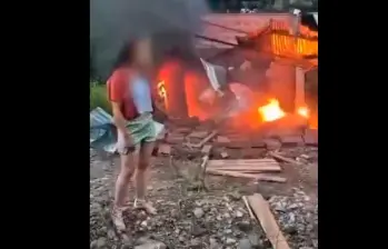 En la grabación publicada por el ministro Sánchez, una mujer de Tibú se queja por el ataque con dron. FOTO: Captura de video