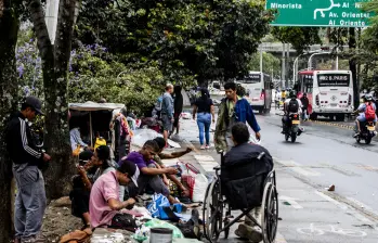 Habitantes de calle se toman los corredores cerca al Museo de Antioquia y la Plaza de Botero. Foto: Julio César Herrera Echeverri.
