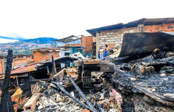 En el lugar hacen presencia unidades de la Policía, que apoyan el control de la situación y monitorean el área con cámaras de seguridad para coordinar la atención de la emergencia. FOTO: Camilo Suárez