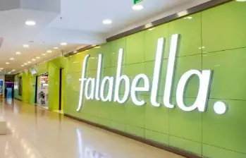 Uniformados del grupo antiexplosivos de la Policía inspeccionaron las tiendas de Falabella en Bogotá tras el hallazgo de petardos de bajo alcance. FOTO: cortesía Falabella. 