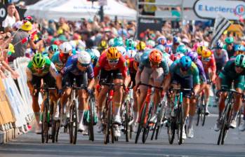 Fernando Gaviria (izquierda) quedó encerrado y contra las vallas y no logró terminar el sprint como quería en la etapa 7 del Tour, pero terminó con buenas sensaciones. FOTO: X-CAJA RURAL 