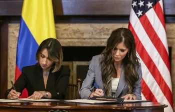  La ministra de Relaciones Exteriores de Colombia, Laura Sarabia, junto a la secretaria de Seguridad Nacional de Estados Unidos, Kristi Noem. FOTO: Colprensa