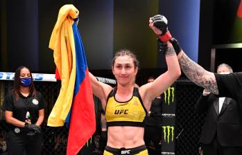 La colombiana Sabina Mazo, que aparece festejando con la bandera de Colombia durante uno de sus combates en la UFC, tiene 27 años de edad y, si se recupera de la espalda, mucha carrera por delante. FOTO getty